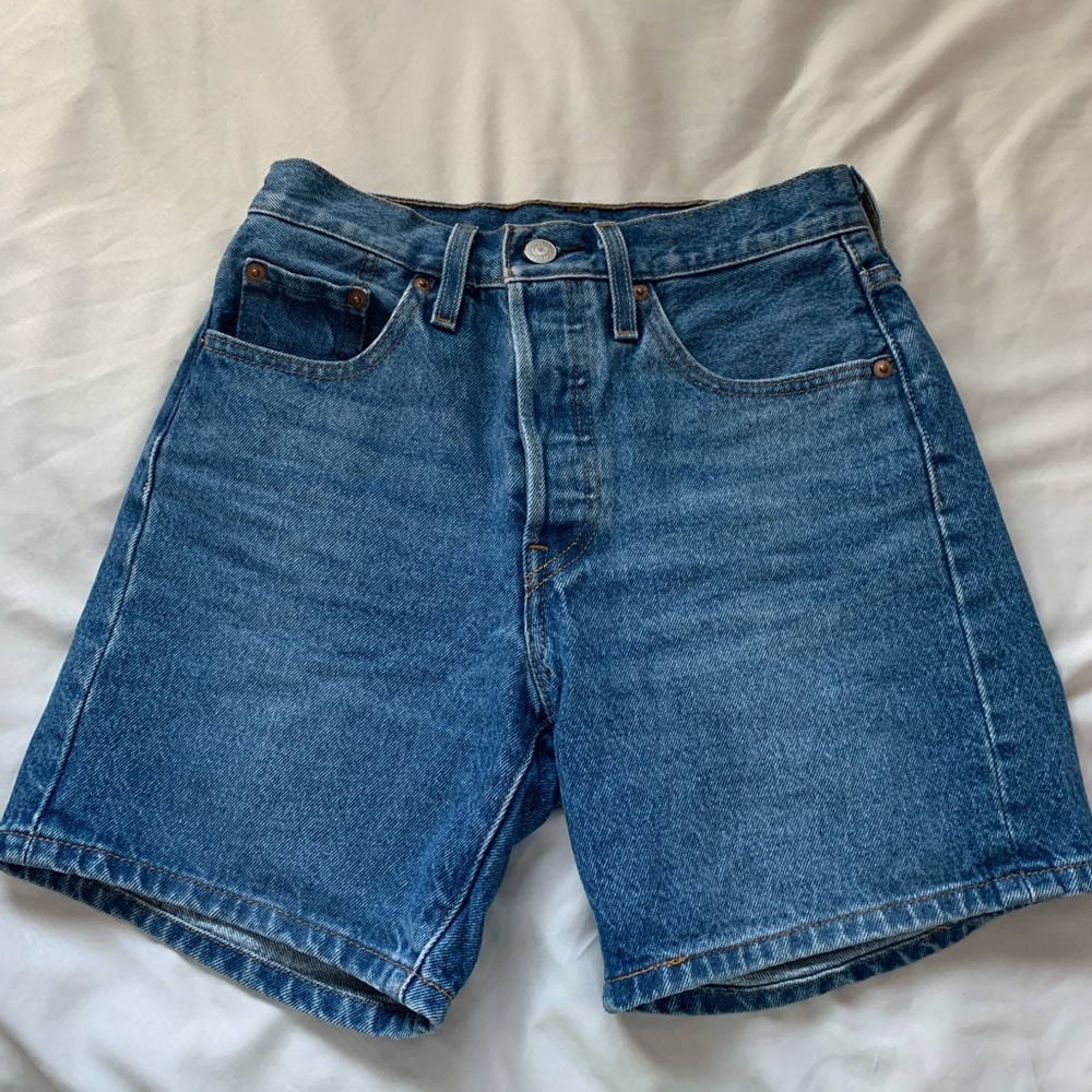 Mid thigh Levi’s Shorts, size 24